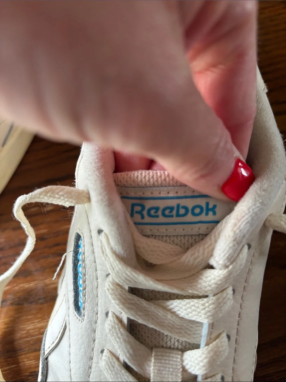 Reebok Off-White Leather Low-Top Sneakers with Blue Logo Size 8